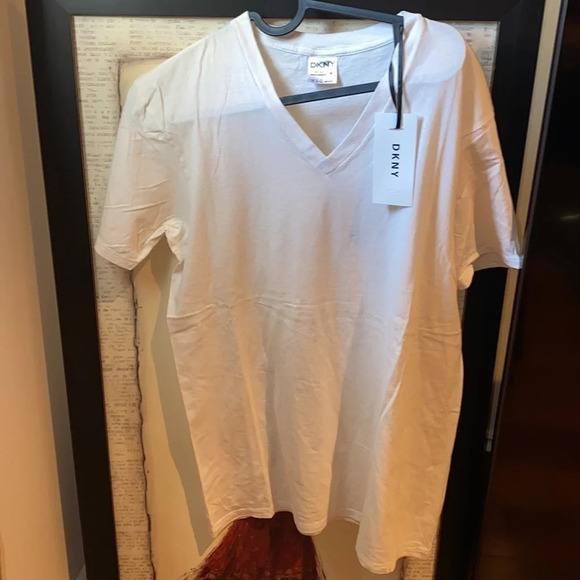 DKNY Ivory  classic Unisex VNeck T-shirt Sz M - Picture 6 of 6